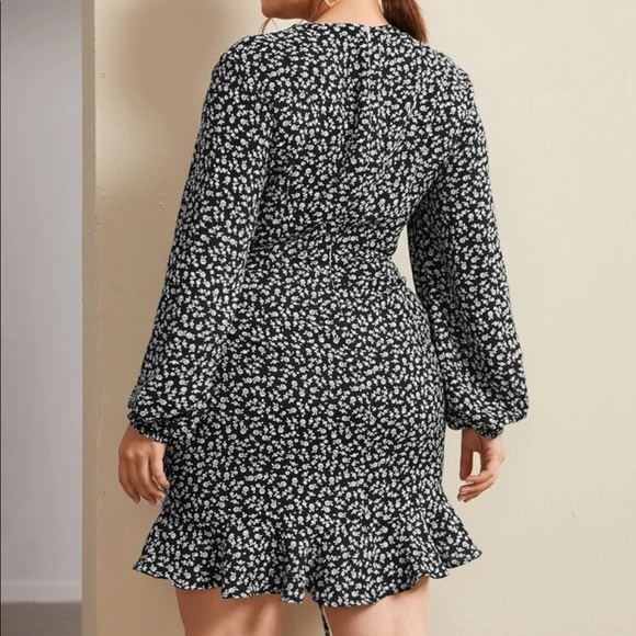 NWT Floral Dress with Ruched Hem - Picture 5 of 11